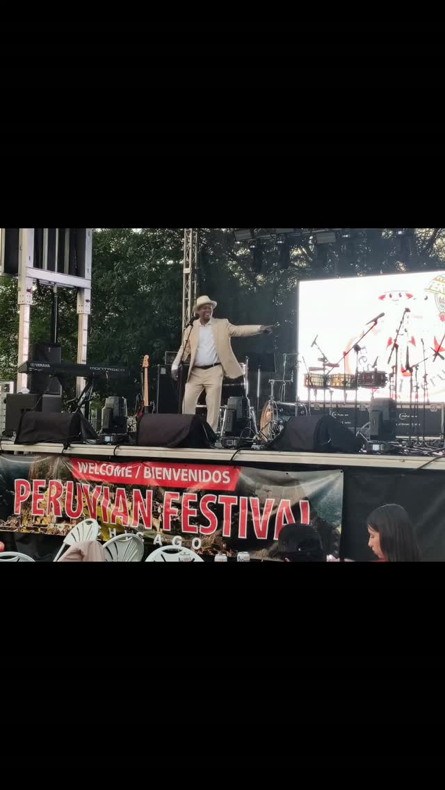 Gracias a todos por su apoyo en el Festival de Peru! Thank you all for allowing me to show my talent as an Emcee on stage! Dalee! 

#talkshow #talkshowhost #emceelife #chicago #perù