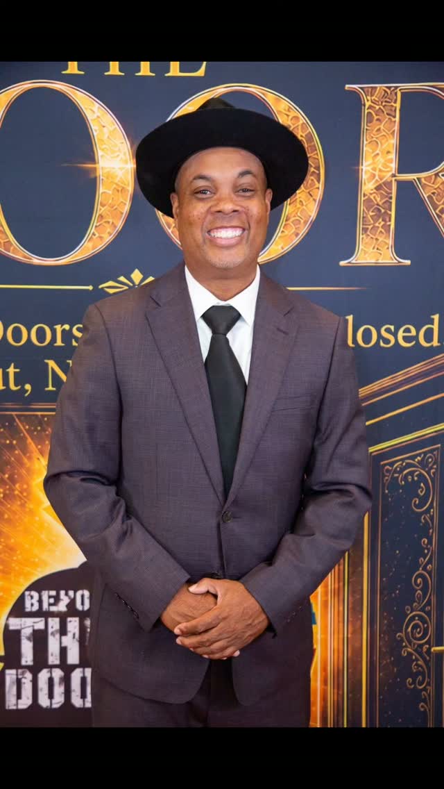 Bendiciones mi gente. Representing the Red Carpet for Beyond the Door stage play executive producer by Author Denise Jones. Highlight reel coming soon! Love what I do Daleee! 

#redcarpet #hosting #talkshow